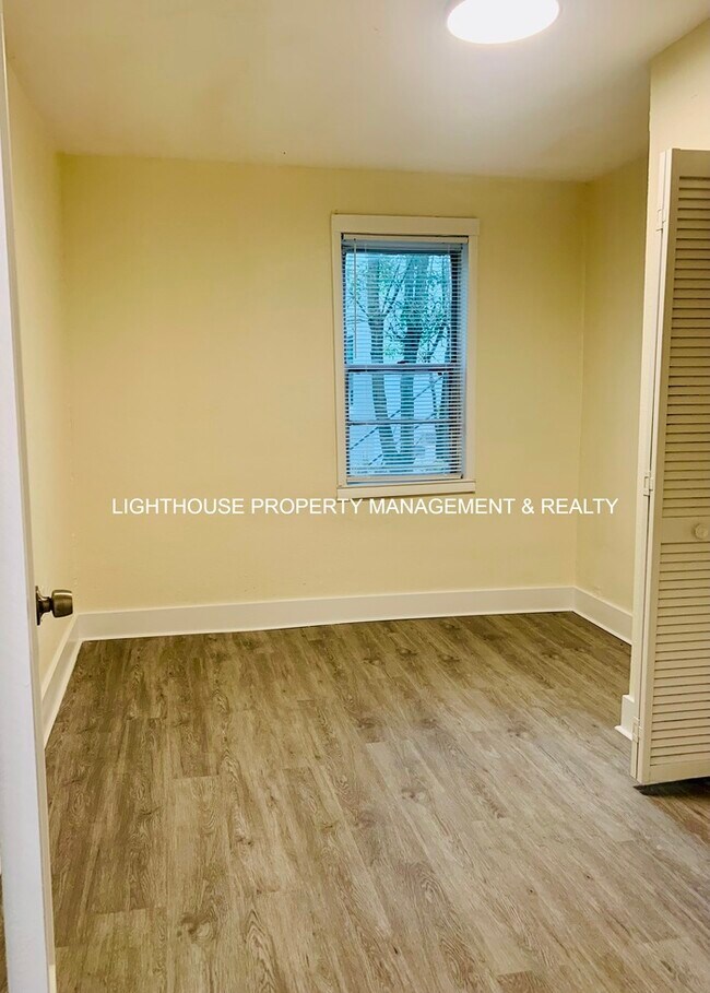 Building Photo - Fully Renovated & Cozy 3 Bed/2 Bath with F...