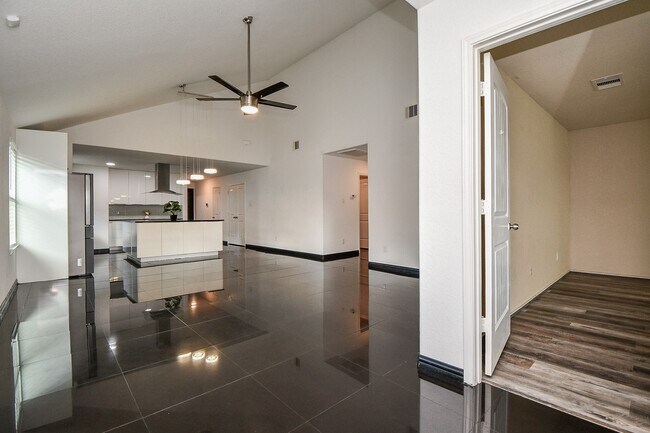 Building Photo - 2015 Treasure Mountain Dr