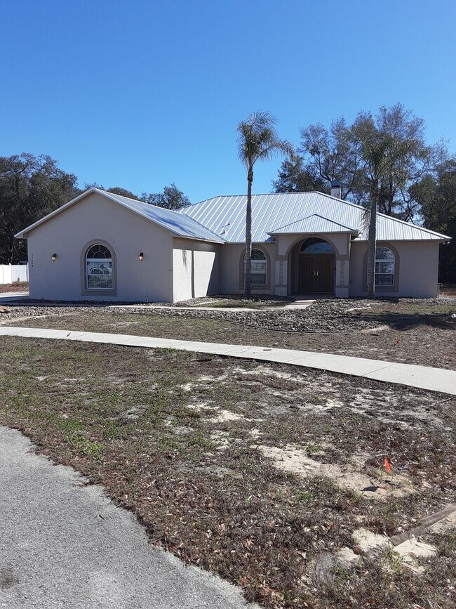 Building Photo - Move In Special