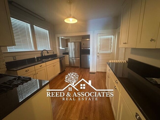 Building Photo - Spacious: 3 Bedroom in Colonial - Yorkshire!