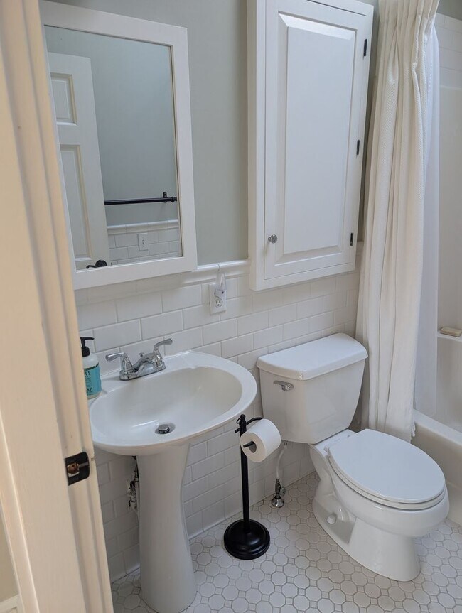 Building Photo - Beautiful 2 Bedroom House