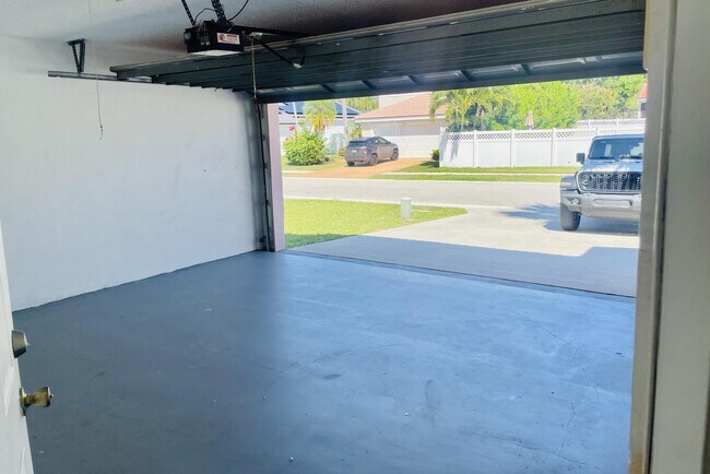 Building Photo - 7093 Middlebury Dr