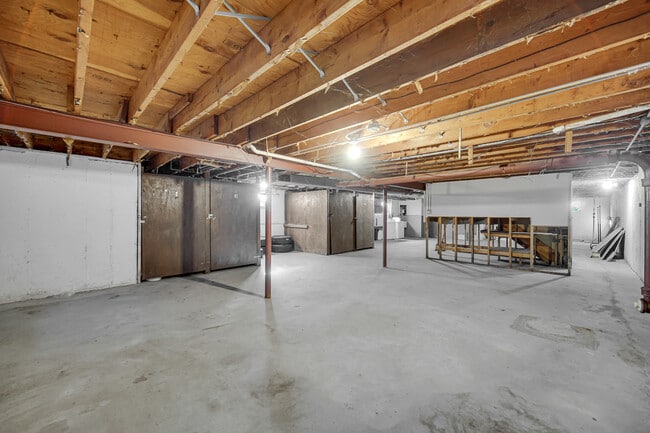 Building Photo - 31 Wellington Ave