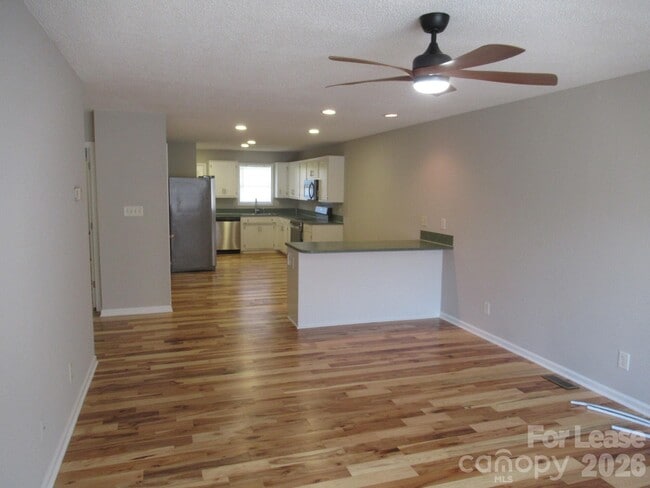 Building Photo - 822 Horseshoe Lake Rd