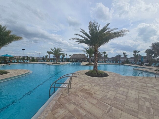 Building Photo - 3 bed 2 bath home fully furnished