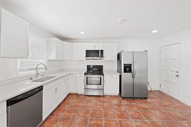 Building Photo - 1416 Woodland Hills Dr NE