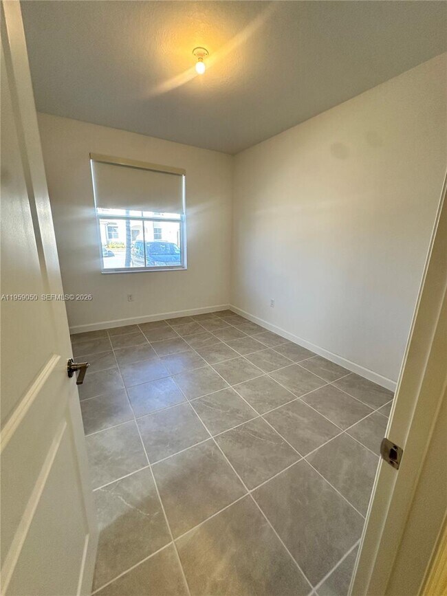 Building Photo - 2616 SE 28th Dr