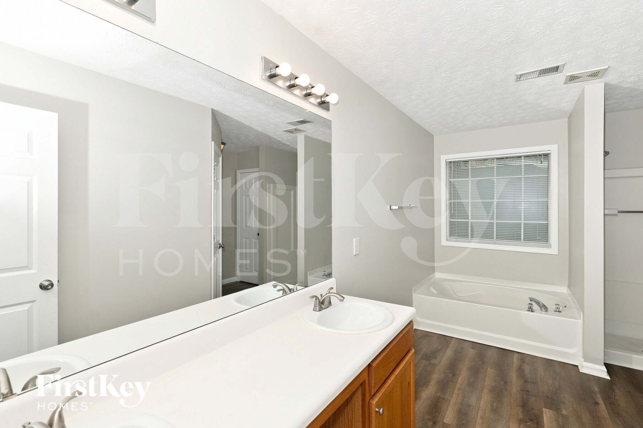 Building Photo - 10735 Starling Trail