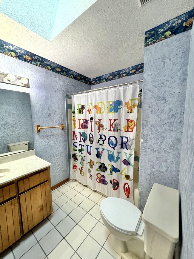 Building Photo - 413 Primrose Cir