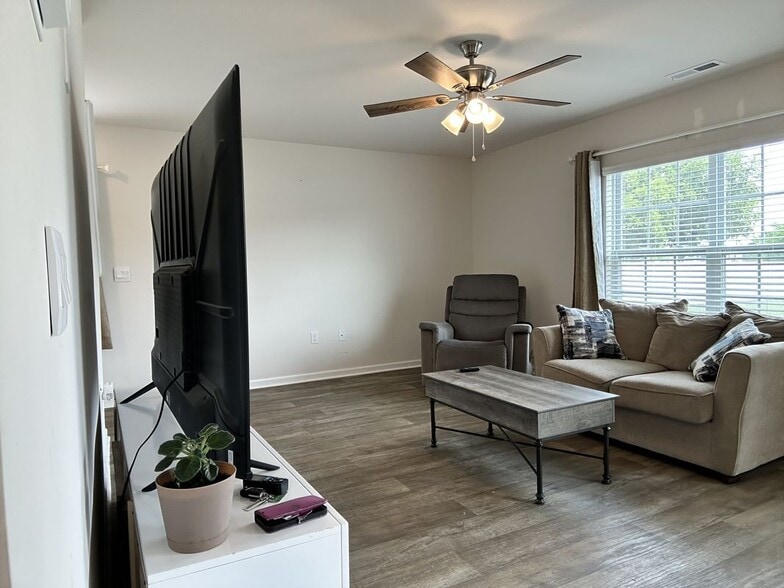 Building Photo - 5459 Carolines Way