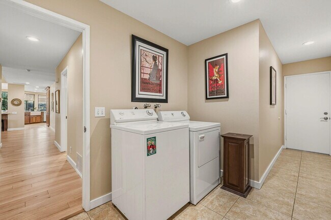 Building Photo - 10 Whittier Ct