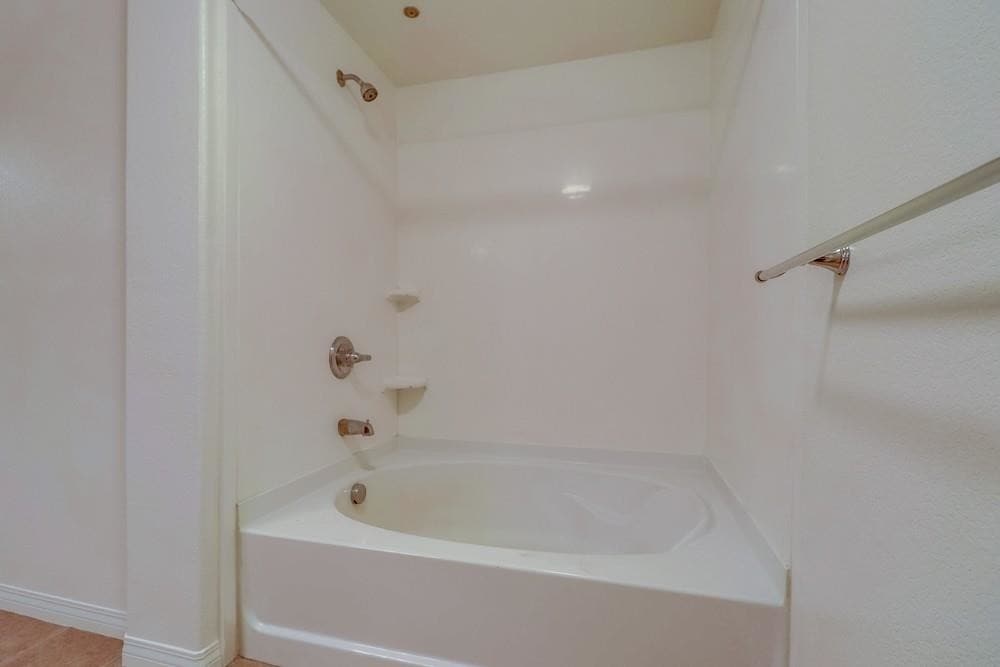 Tub - 3950 Ohio St