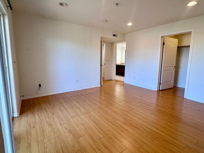 Building Photo - 3 Bedroom 2 Bath Penthouse condo in Van Nuys