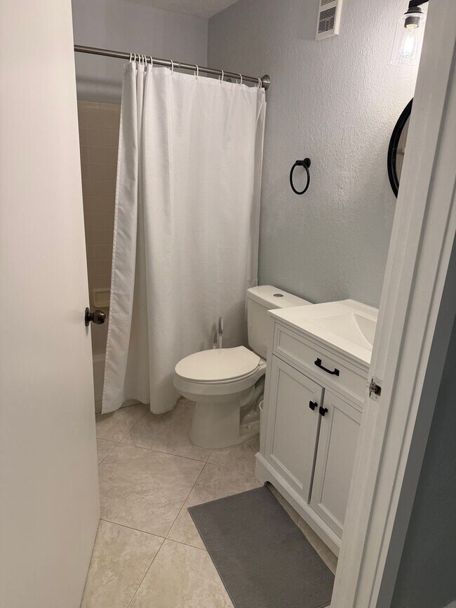 Building Photo - Spacious Furnished 3bd/3ba in Windsor Park! Close to Campus, Surrounded by Nature!