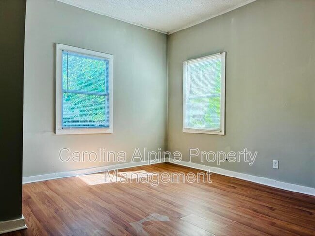 Building Photo - 104 Miller St