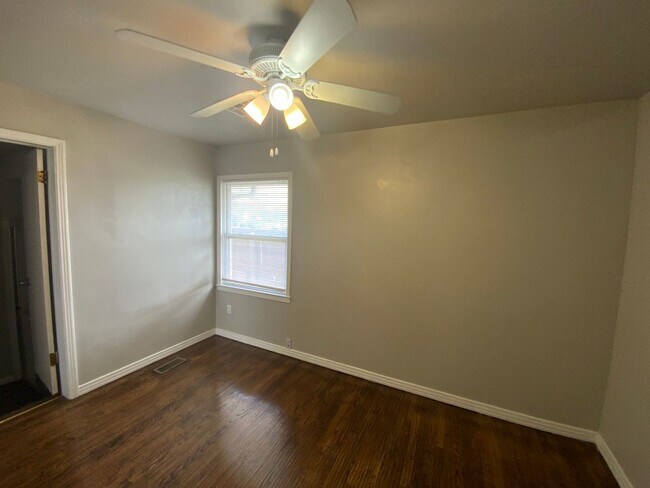 Building Photo - 3 bedroom 2 bath with bonus rooms - Bethany Schools!