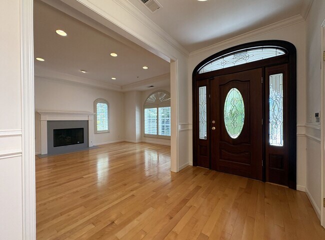 Building Photo - Spacious 3BR + Office | 2,150 SF | 2-Car Garage | Prime Menlo Park