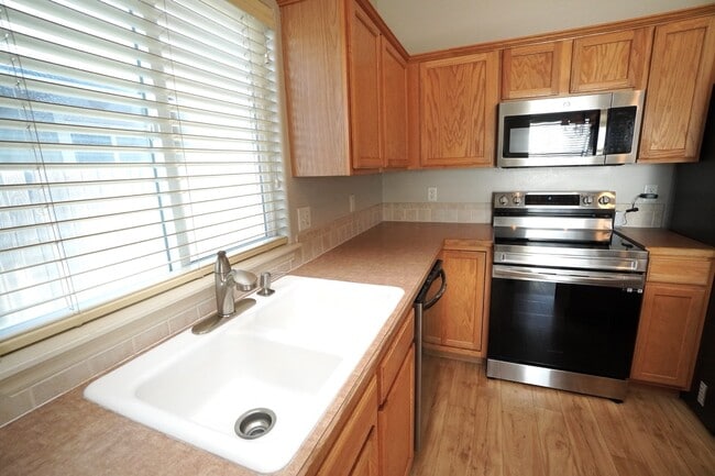 Building Photo - 1445 W Silver Salmon Dr