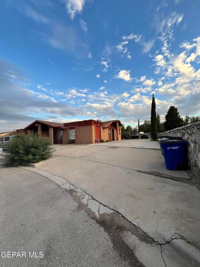Building Photo - 5524 Oakbriar Cir
