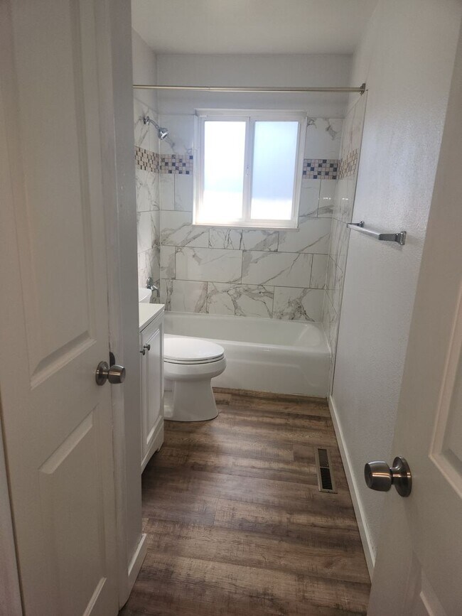 Building Photo - Lovely 4 Bedroom, 2 Bath home available NOW!