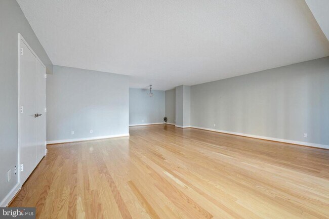 Building Photo - 3800 Fairfax Dr