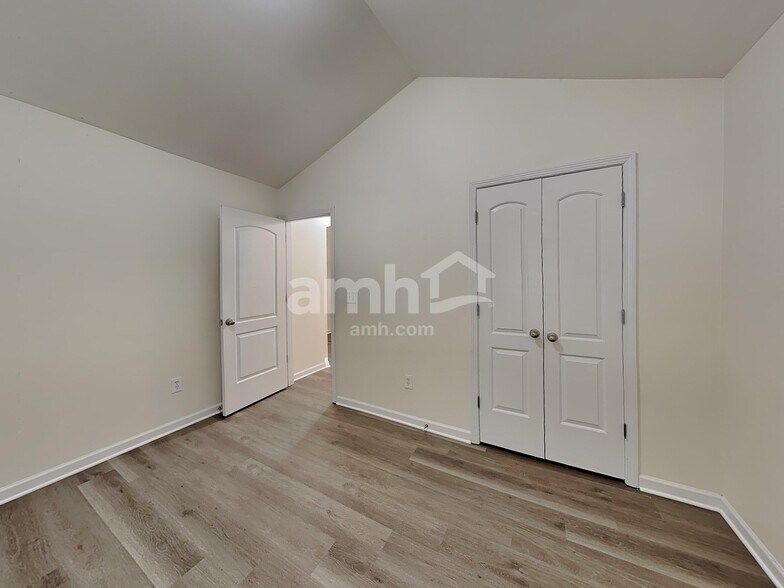 Building Photo - 70 Camden Way