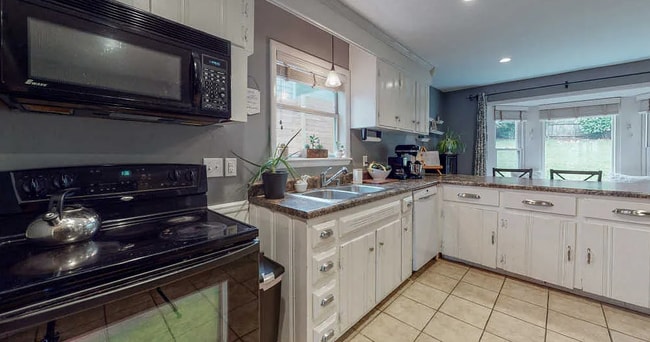 Building Photo - Available early Jan! 3bd/2bth w/fenced yard