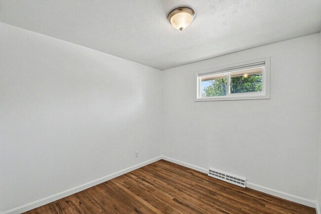 Building Photo - Updated 5 Bed House w/ Central AC & Fenced Backyard