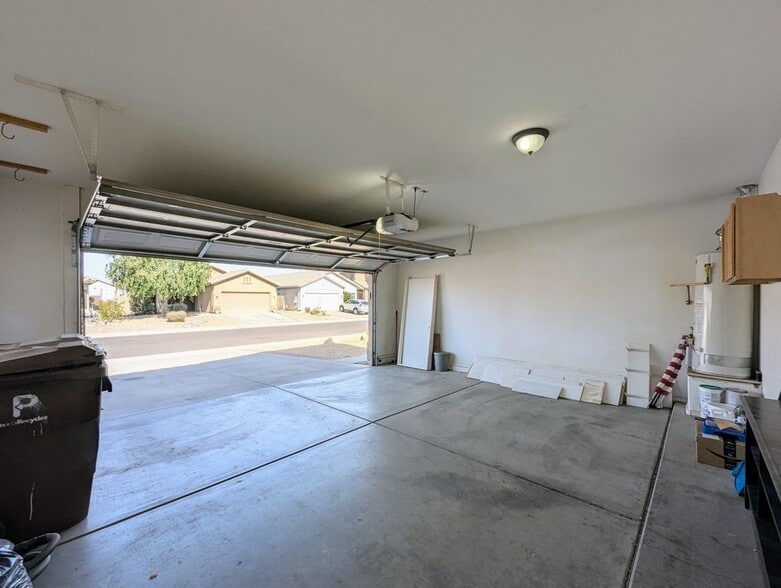 Building Photo - 8861 W Paradise Dr