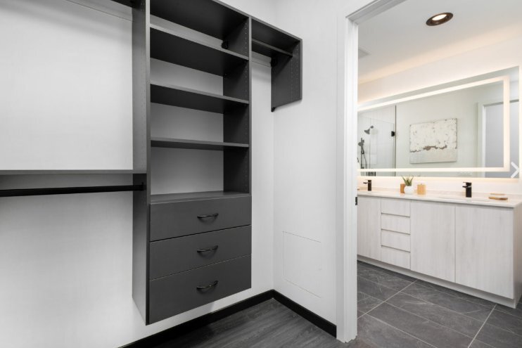 Building Photo - 1390 W Randolph St