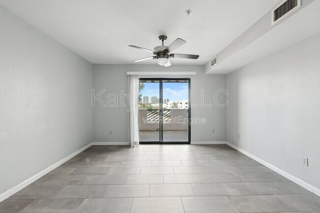 Building Photo - 1005 E 8th St