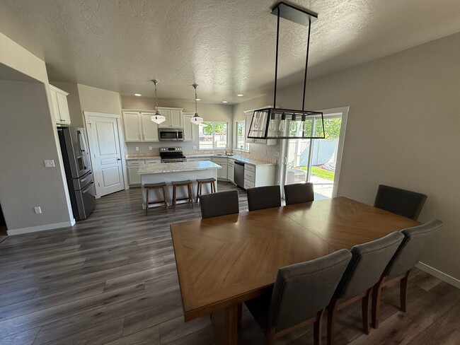 Building Photo - 4 Bedroom with 3 Car Garage in Meridian