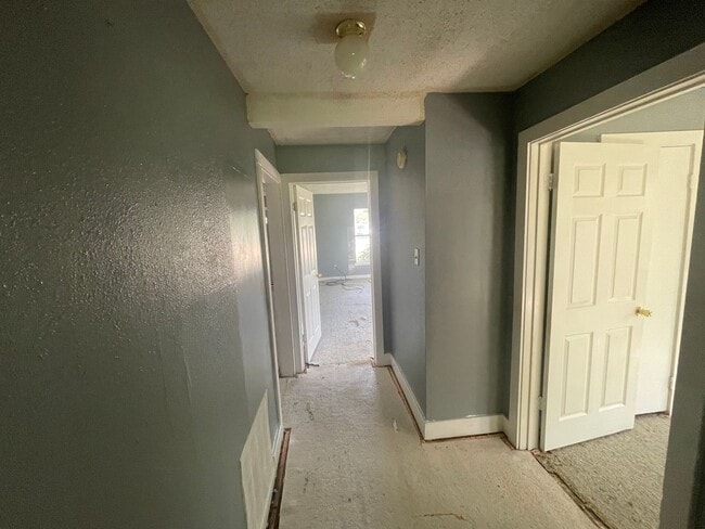 Building Photo - 3 bedroom, 1 bath