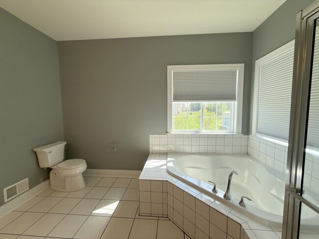 Building Photo - Spacious 4 Bed 3.5 Bath Home in Round Hill VA For Rent!