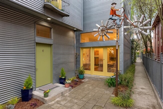 Building Photo - 213 11th Ave E