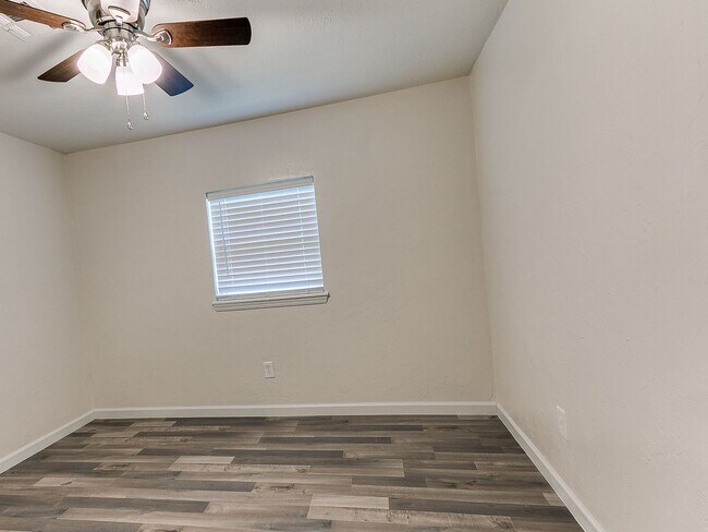 Building Photo - 4 Bedroom/2 Bath home with fenced yard.