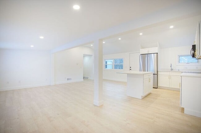 Building Photo - 2403 Westfield St