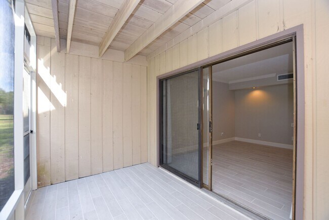 Building Photo - 622 Olde Camelot Cir
