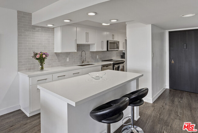 Building Photo - 4267 Marina City Dr