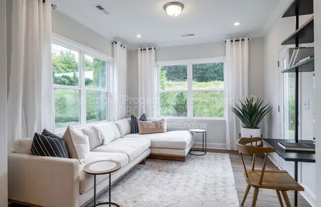 Building Photo - 19016 Yellow Birch Dr