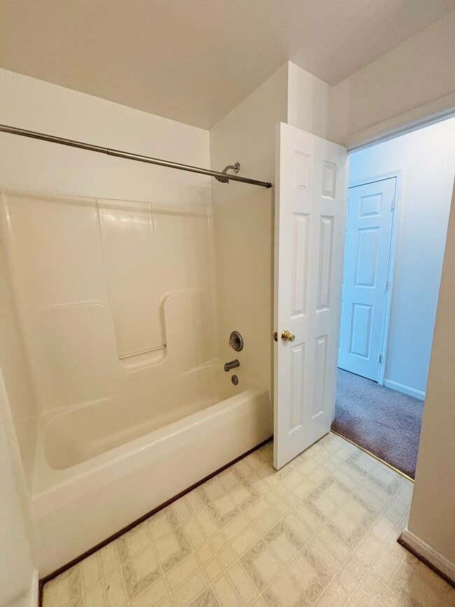 Building Photo - 2 Bedroom 2.5 Bathroom Townhouse