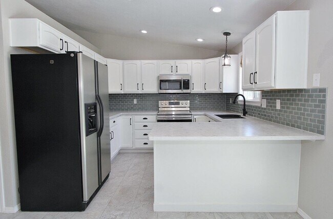 Building Photo - 3816 N Shamrock Ave