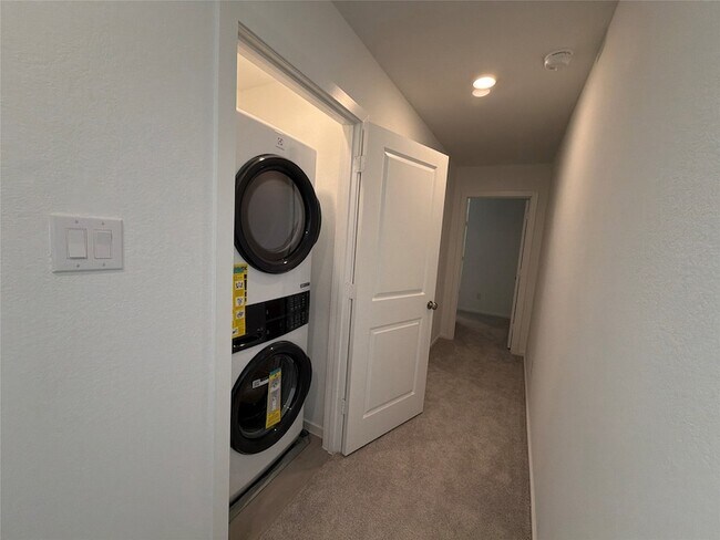 Building Photo - 930 Pertuso Ln