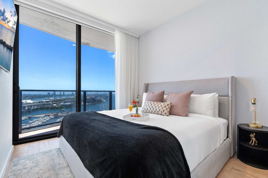 Building Photo - 398 NE 5th St