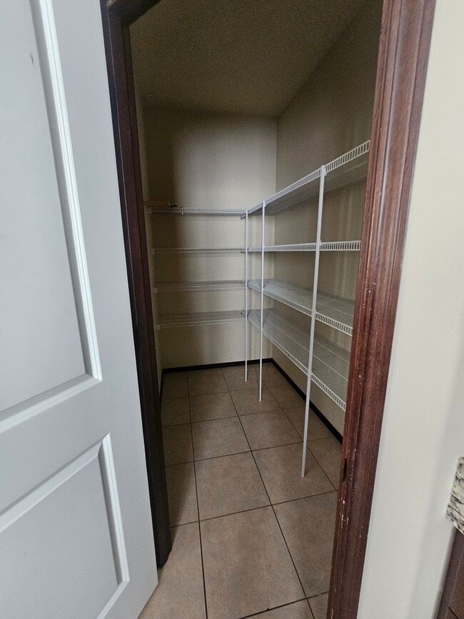 Building Photo - Spacious Home!