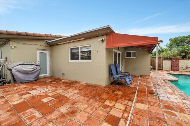 Building Photo - 1518 N Yale Dr