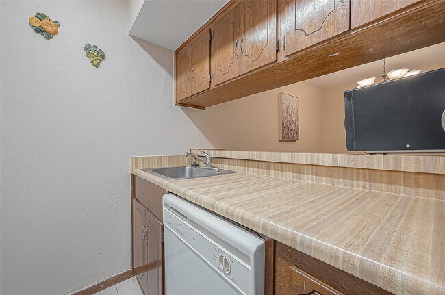 Building Photo - 2201 Fountain View Dr