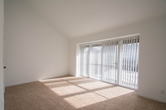 Building Photo - Charming 3-2 condo in private community wi...