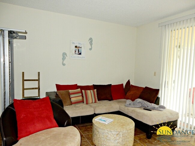Building Photo - Quaint 2 Bedroom Condo in Miramar Beach!