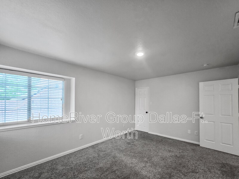 Building Photo - 325 Willow Creek Dr